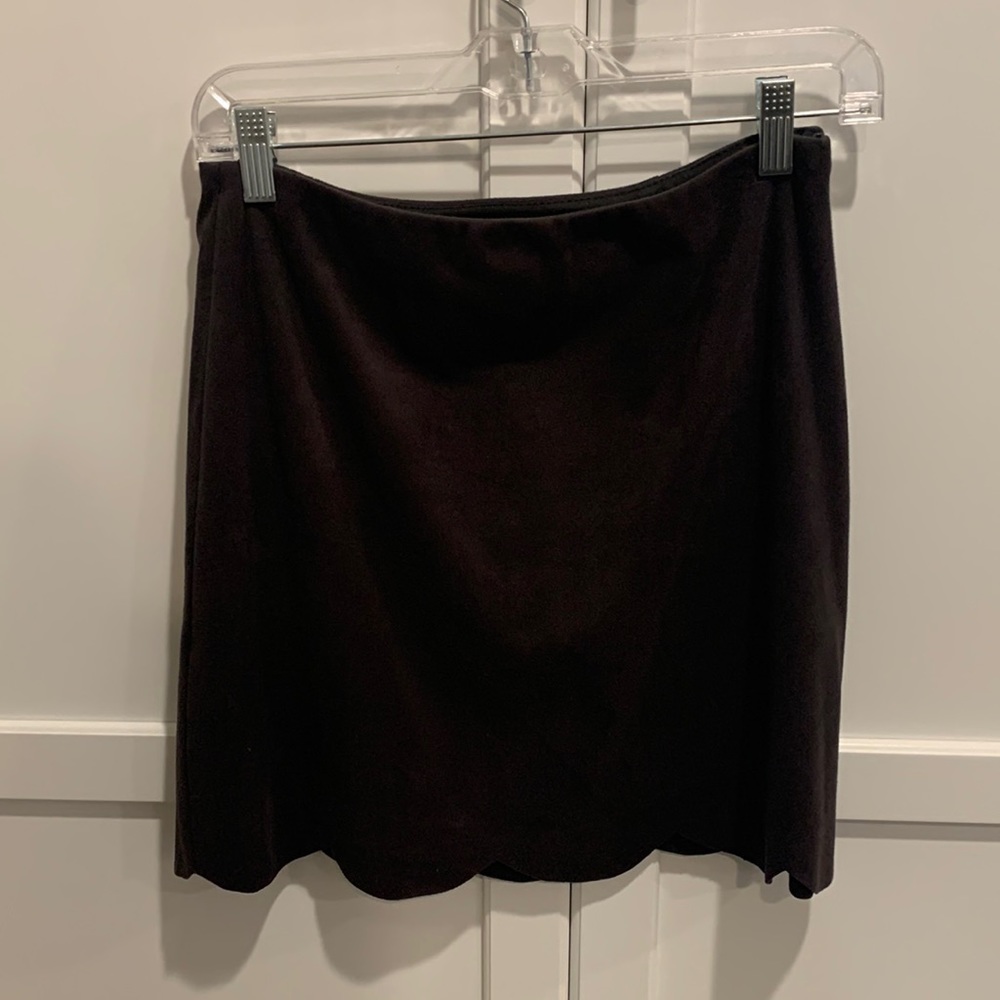 Aqua brand faux suede skirt with scalloped trim. Charcoal, size medium